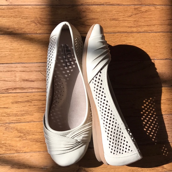 Cute off white flats - Picture 2 of 2